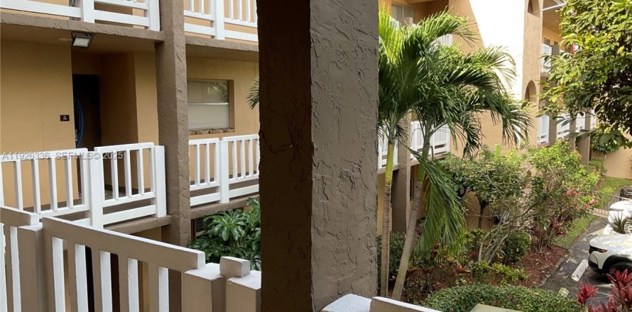 Condominio en Sunrise, Florida, 2 dormitorios № 1986470