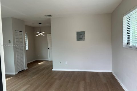 Apartment in Miami Shores, Florida 1 bedroom, 55.74 sq.m. № 1971303 - photo 1