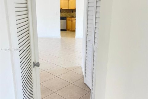 Condo in Miami, Florida, 3 bedrooms  № 2033318 - photo 11