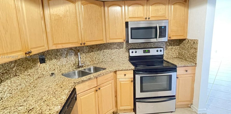 Condo in Miami, Florida, 3 bedrooms  № 2033318