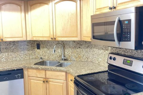 Condo in Miami, Florida, 3 bedrooms  № 2033318 - photo 2