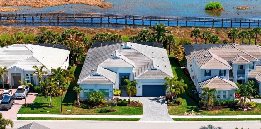 House in Lakewood Ranch, Florida 3 bedrooms, 331.29 sq.m. № 2151653
