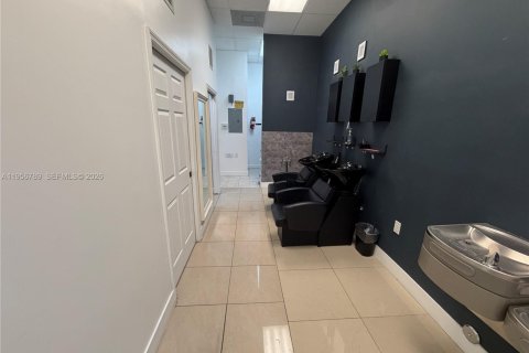 Commercial property in Hialeah, Florida № 2153504 - photo 5