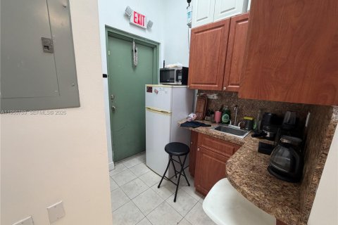 Commercial property in Hialeah, Florida № 2153504 - photo 11