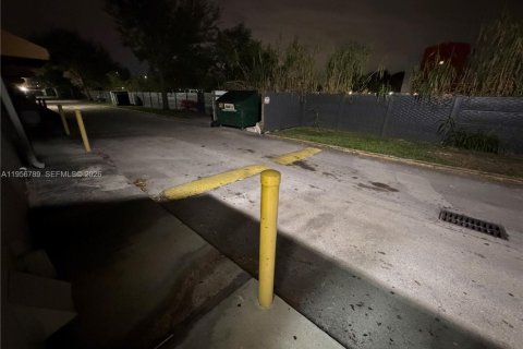Commercial property in Hialeah, Florida № 2153504 - photo 12