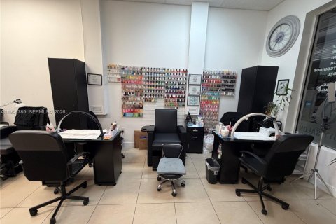 Immobilier commercial à Hialeah, Floride № 2153504
