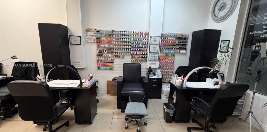 Commercial property in Hialeah, Florida № 2153504