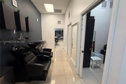 Commercial property in Hialeah, Florida № 2153504 - photo 4