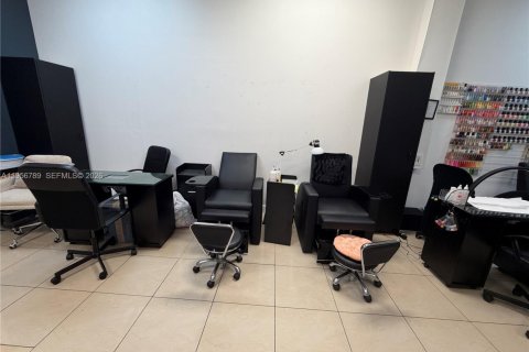 Commercial property in Hialeah, Florida № 2153504 - photo 10