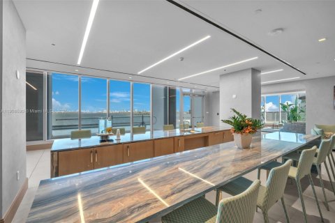 Condominio en alquiler en Miami, Florida, 2 dormitorios, 160.91 m2 № 1964339 - foto 3
