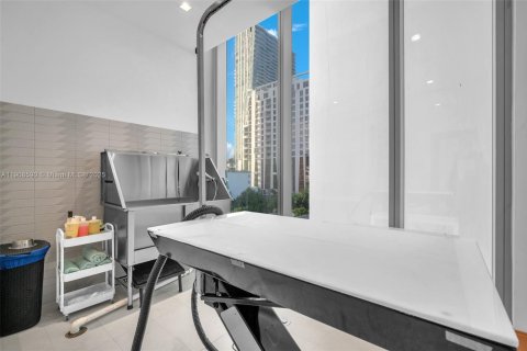 Condominio en alquiler en Miami, Florida, 2 dormitorios, 160.91 m2 № 1964339 - foto 17