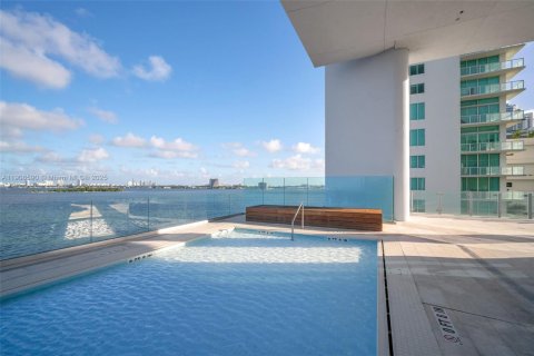 Condominio en alquiler en Miami, Florida, 2 dormitorios, 160.91 m2 № 1964339 - foto 4