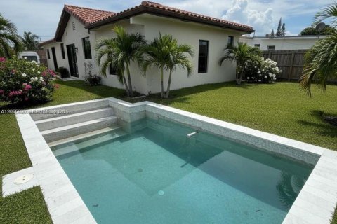 Villa ou maison à vendre à Miami, Floride: 4 chambres, 150.32 m2 № 2244762 - photo 5