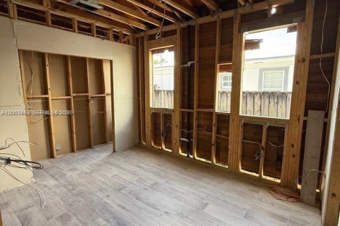 Villa ou maison à vendre à Miami, Floride: 4 chambres, 150.32 m2 № 2244762 - photo 4