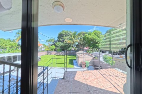 Снять в аренду квартиру в Хайалиа, Флорида 2 спальни, 77.29м2, № 1941296 - фото 3