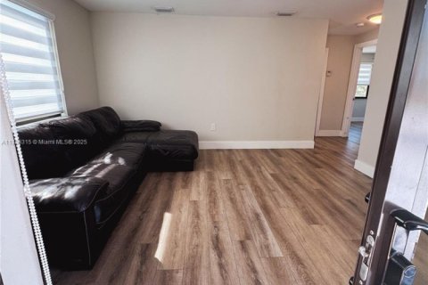 Снять в аренду квартиру в Хайалиа, Флорида 2 спальни, 77.29м2, № 1941296 - фото 4