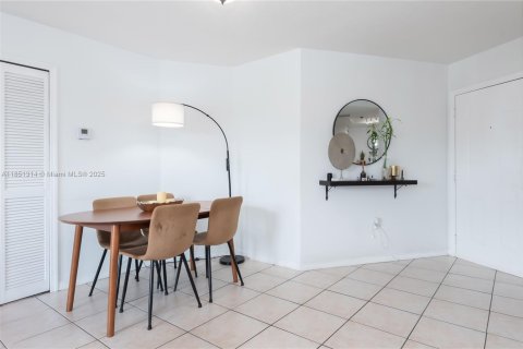 Condo in Miami, Florida, 2 bedrooms  № 1887284 - photo 6