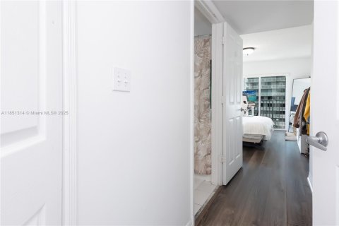 Condo in Miami, Florida, 2 bedrooms  № 1887284 - photo 27
