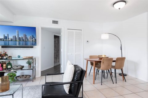 Condo in Miami, Florida, 2 bedrooms  № 1887284 - photo 13