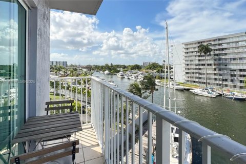 Condo in Miami, Florida, 2 bedrooms  № 1887284 - photo 18