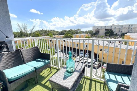 Condo in Miami, Florida, 2 bedrooms  № 1887284 - photo 17