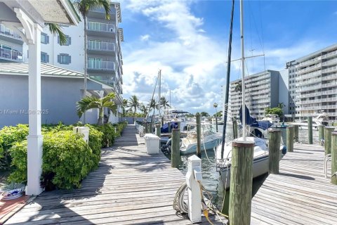 Condo in Miami, Florida, 2 bedrooms  № 1887284 - photo 3