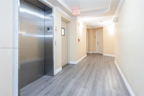 Condo in Miami, Florida, 2 bedrooms  № 1887284 - photo 4