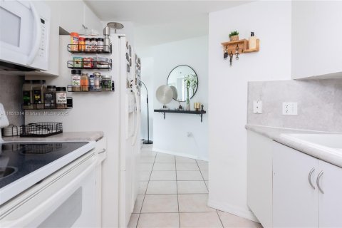 Condo in Miami, Florida, 2 bedrooms  № 1887284 - photo 10