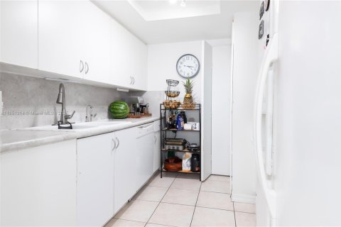 Condo in Miami, Florida, 2 bedrooms  № 1887284 - photo 11
