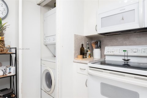 Condo in Miami, Florida, 2 bedrooms  № 1887284 - photo 12