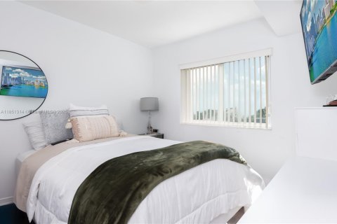Condo in Miami, Florida, 2 bedrooms  № 1887284 - photo 15