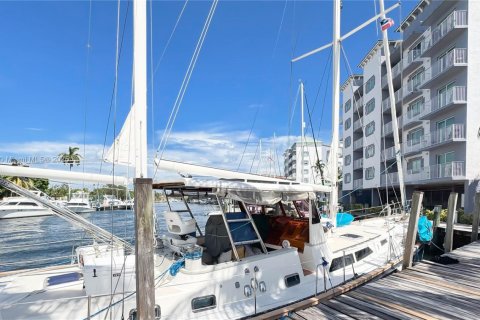 Condo in Miami, Florida, 2 bedrooms  № 1887284 - photo 1