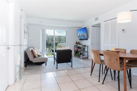Condo in Miami, Florida, 2 bedrooms  № 1887284 - photo 5