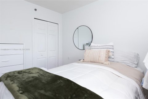 Condo in Miami, Florida, 2 bedrooms  № 1887284 - photo 25