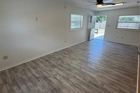Apartamento en alquiler en Fruitland Park, Florida, 1 dormitorio, 130.06 m2 № 2099307 - foto 13