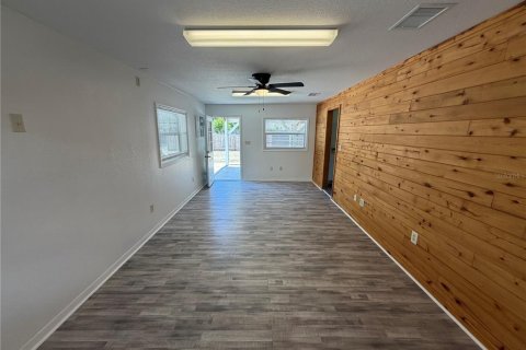 Apartamento en alquiler en Fruitland Park, Florida, 1 dormitorio, 130.06 m2 № 2099307 - foto 10