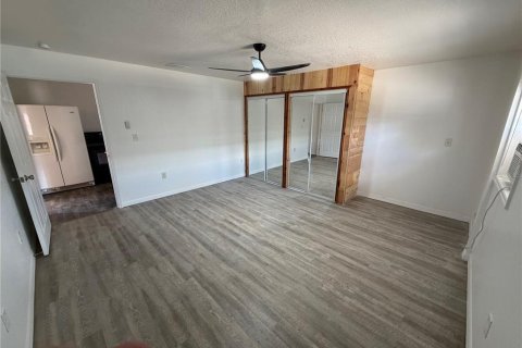 Apartamento en alquiler en Fruitland Park, Florida, 1 dormitorio, 130.06 m2 № 2099307 - foto 4