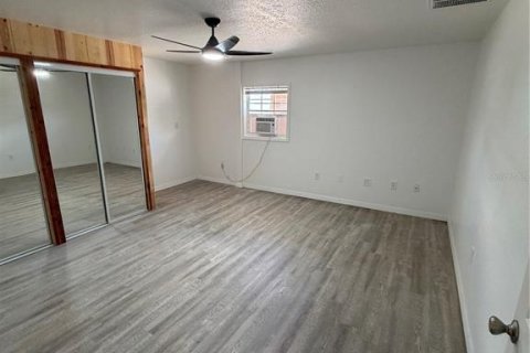 Apartamento en alquiler en Fruitland Park, Florida, 1 dormitorio, 130.06 m2 № 2099307 - foto 3