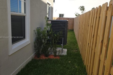 Immobilier commercial à louer à Naranja, Floride: 1 chambre № 1992261 - photo 10