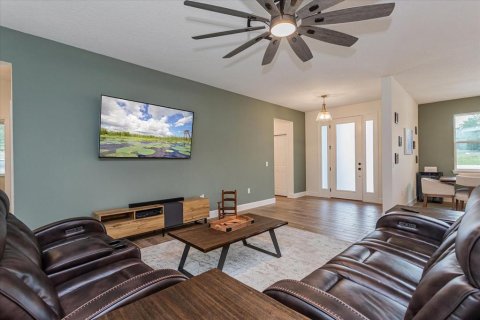 House in Deltona, Florida 5 bedrooms, 287.72 sq.m. № 1803787 - photo 6
