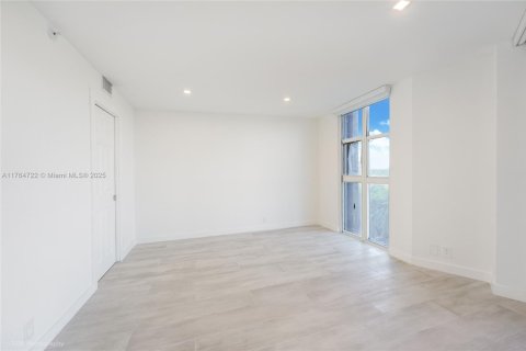 Condo in Miami, Florida, 2 bedrooms  № 1700860 - photo 10