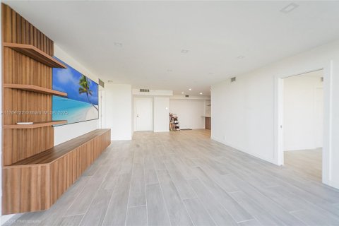Condo in Miami, Florida, 2 bedrooms  № 1700860 - photo 6