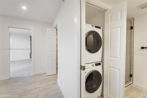 Condo in Miami, Florida, 2 bedrooms  № 1700860 - photo 12
