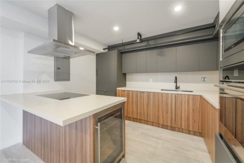 Condo in Miami, Florida, 2 bedrooms  № 1700860 - photo 2