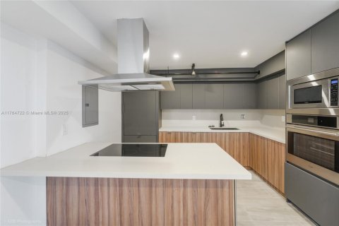Condo in Miami, Florida, 2 bedrooms  № 1700860 - photo 1