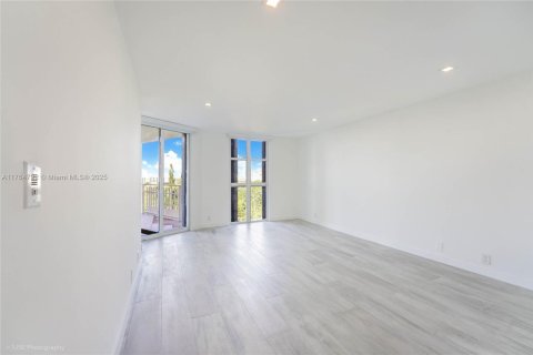 Condo in Miami, Florida, 2 bedrooms  № 1700860 - photo 7