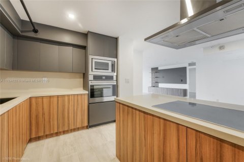 Condo in Miami, Florida, 2 bedrooms  № 1700860 - photo 3
