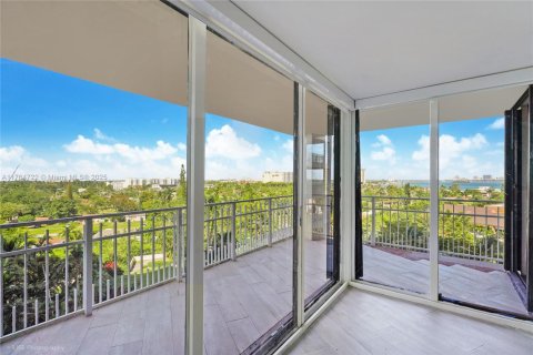 Condo in Miami, Florida, 2 bedrooms  № 1700860 - photo 15