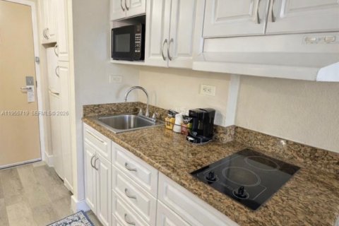 Купить кондоминиум в Санни-Айлс-Бич, Флорида 39.02м2, № 2009702 - фото 15