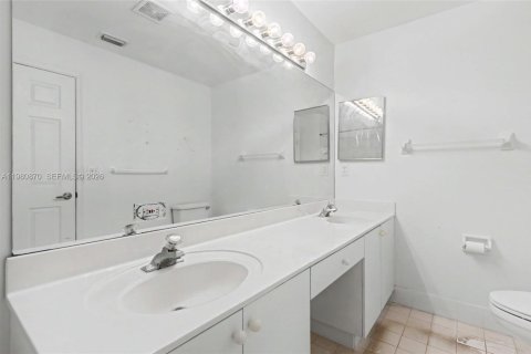 House in Hollywood, Florida 3 bedrooms, 129.97 sq.m. № 2048459 - photo 15